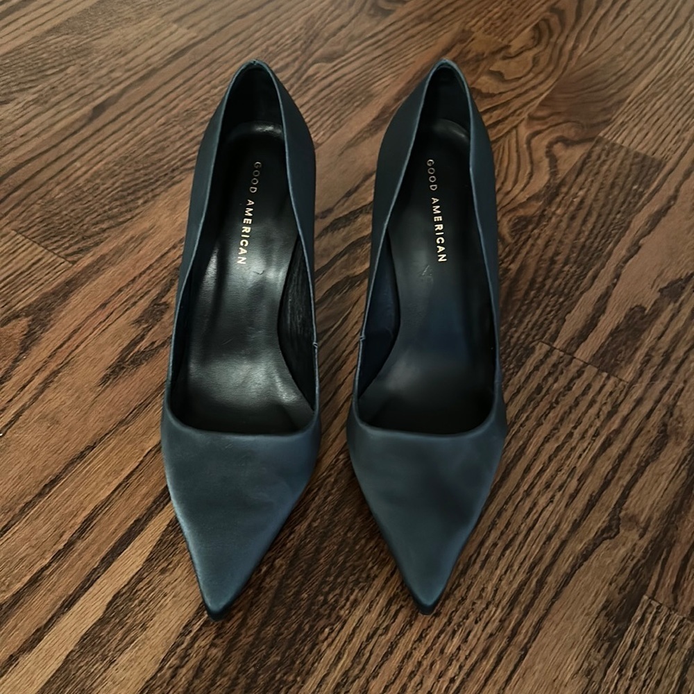 Good American 9.5 green satin heels. Excellent shape. 3.75” heel